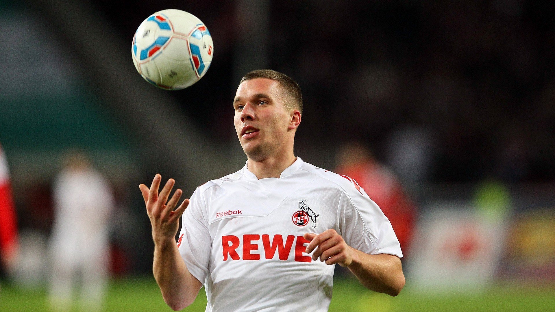 伊朗球员自带羊毛披肩登场,被赞“中东骑士”,伊朗国家队队服