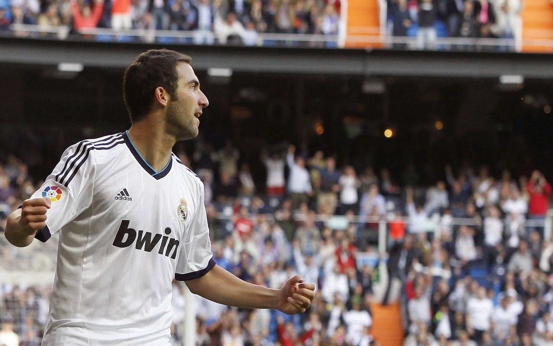 尤文图斯主场迎战高速进攻的那不勒斯，战况激烈，尤文 那不勒斯